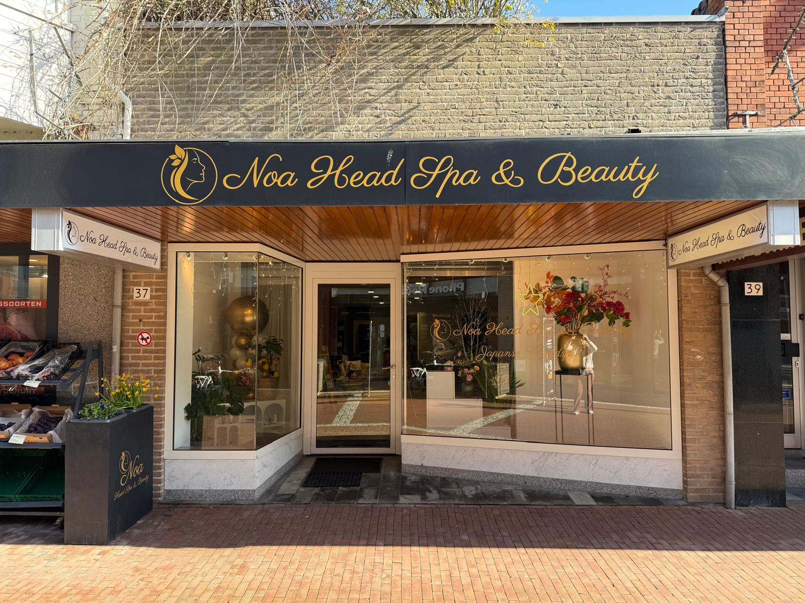 De winkelpui van Noa Head Spa & Beauty aan de Zijdstraat 37, met het zwarte bord en de gouden letters