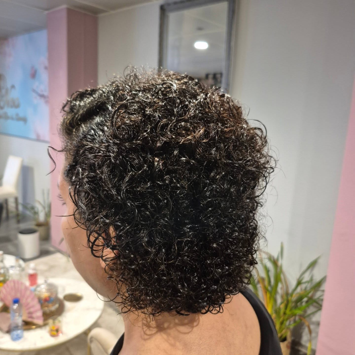 Donkere krullen na een natuurlijke kleuring en een anti-frizz behandeling