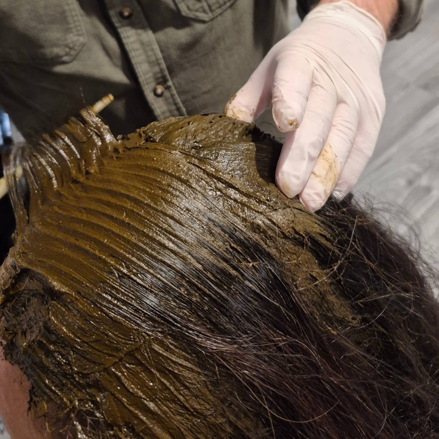 Natuurlijke kleuring wordt met handschoenen in lang haar aangebracht